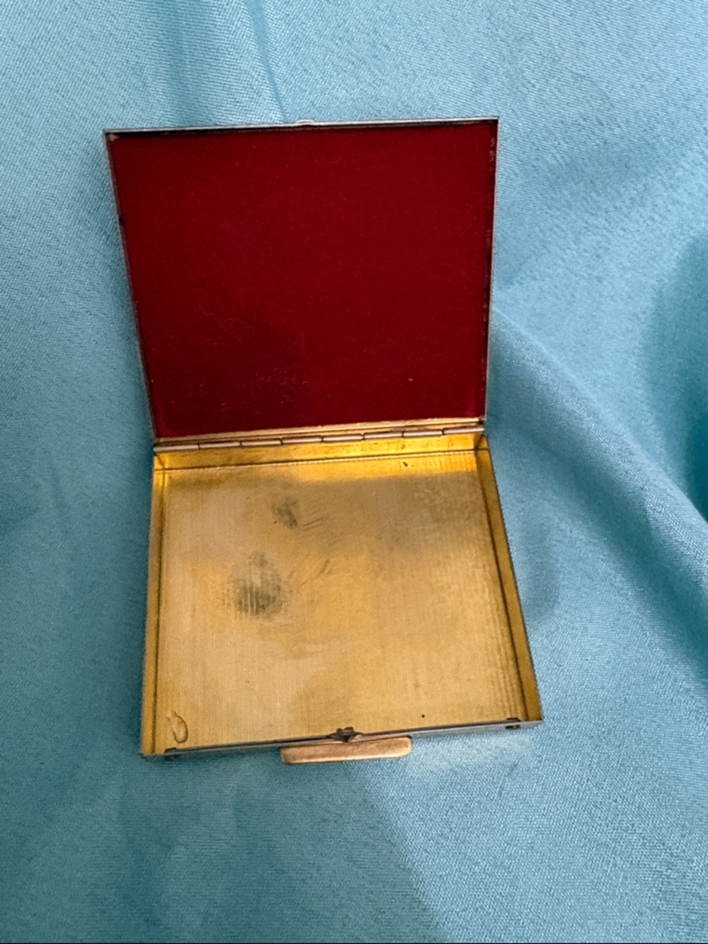 Vintage Las Vegas Embossed Souvenir Compact - Gold Tone - Picture 4 of 5